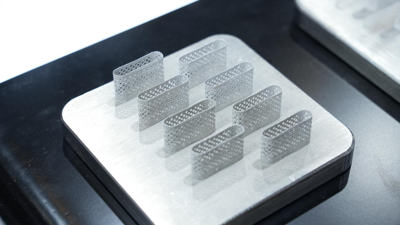 Ultra-thin metal support walls printed by SnowPod